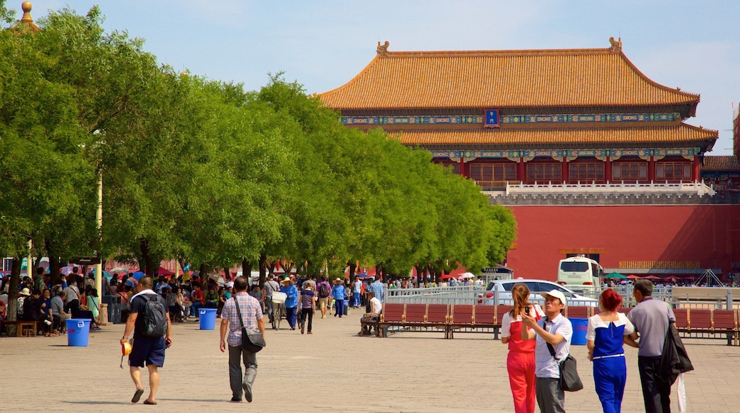Den forbudte by som inkluderer torg eller plass i tillegg til en liten gruppe med mennesker