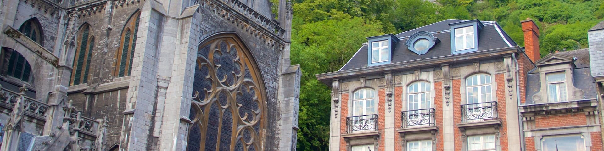 Catedral de Dinant mostrando arquitetura de patrimônio e uma igreja ou catedral