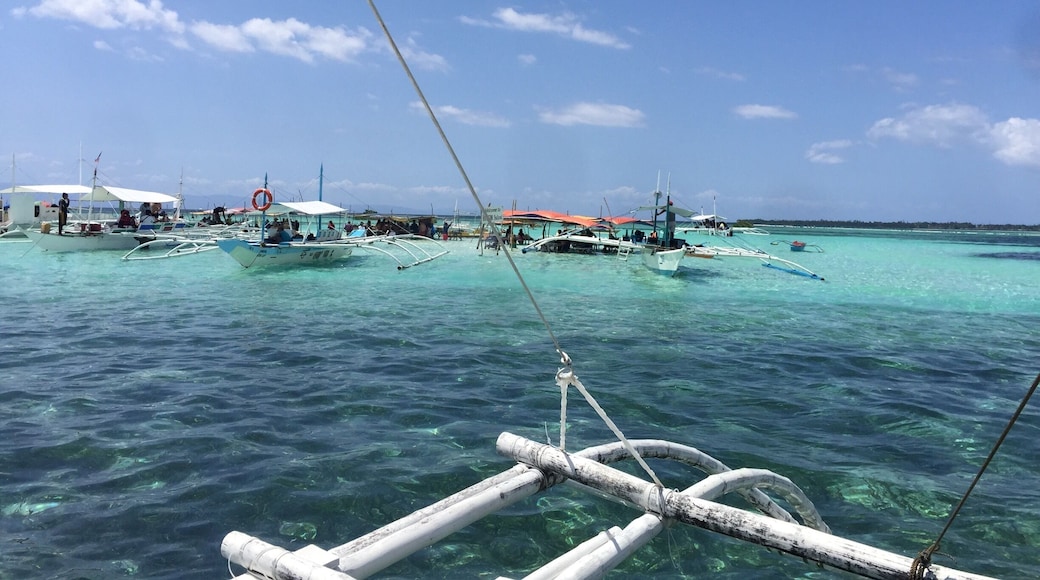 Clear blue green waters for a pit stop with food stalls selling fried banana plantains, fresh pineapples and squid.