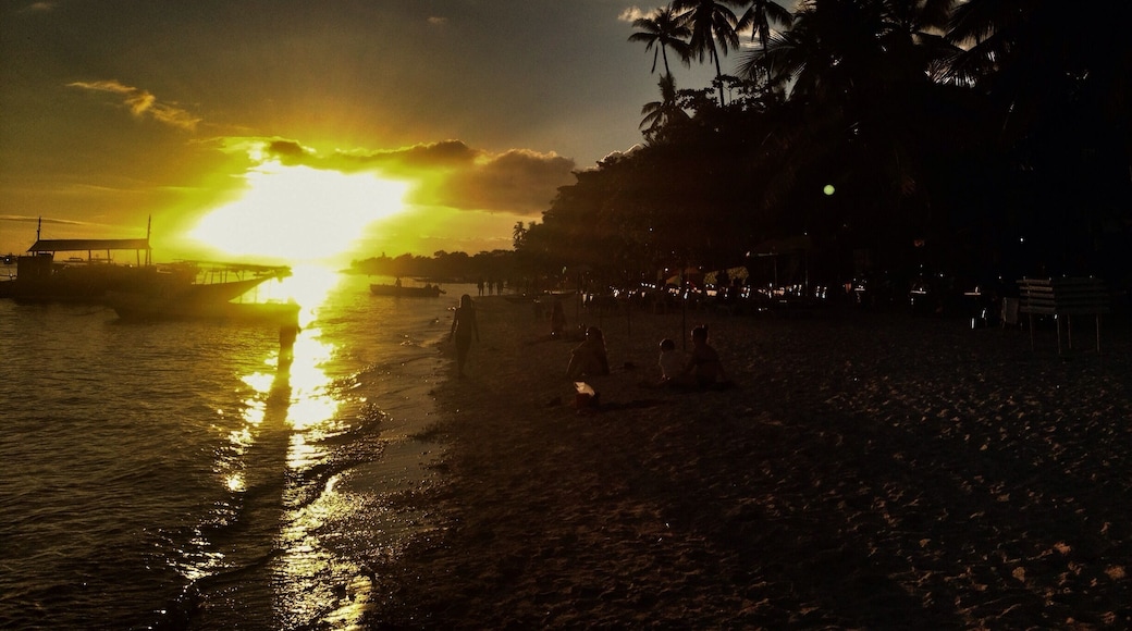 Nice Sunset - last day on Philippines. Alona beach is a quite decent beach in this region of Philippines. Sadly also a crowded place for many older men looking for fun with younger Philippine girls :(