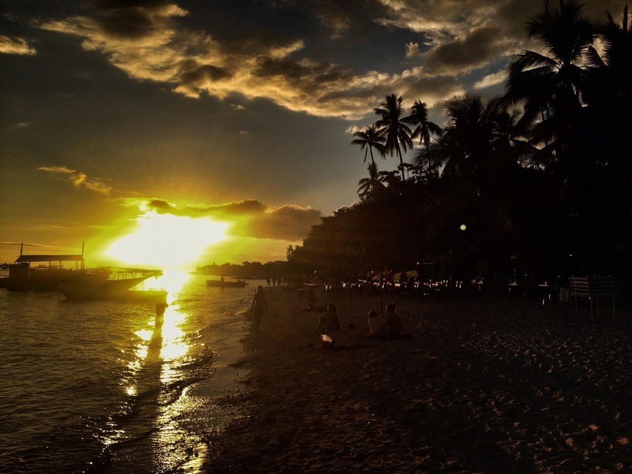 Nice Sunset - last day on Philippines. Alona beach is a quite decent beach in this region of Philippines. Sadly also a crowded place for many older men looking for fun with younger Philippine girls :(