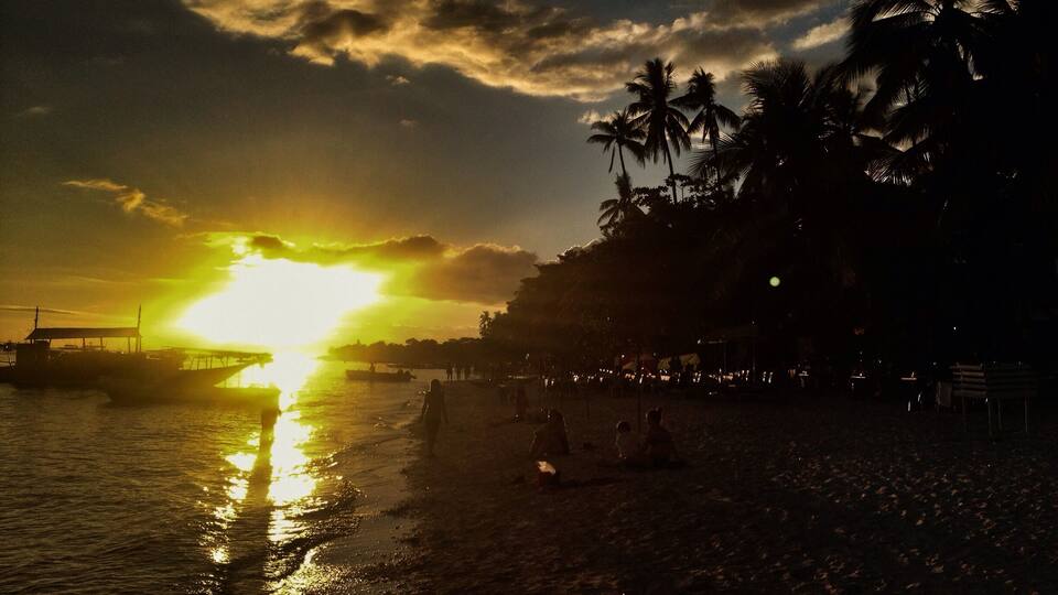 Nice Sunset - last day on Philippines. Alona beach is a quite decent beach in this region of Philippines. Sadly also a crowded place for many older men looking for fun with younger Philippine girls :(