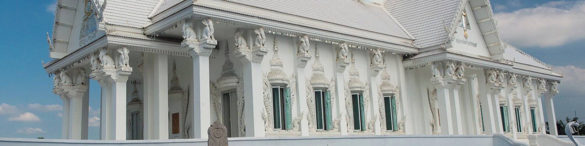 The white colour of this temple and its architecture make this an outstanding place to visit. Inside you will find rows of beautiful golden and white Buddha statues