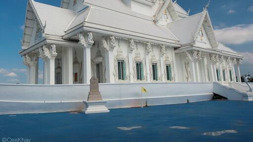 The white colour of this temple and its architecture make this an outstanding place to visit. Inside you will find rows of beautiful golden and white Buddha statues