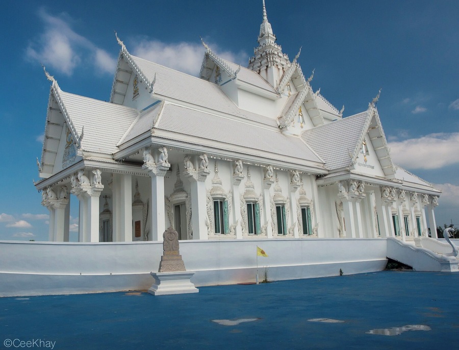 The white colour of this temple and its architecture make this an outstanding place to visit. Inside you will find rows of beautiful golden and white Buddha statues