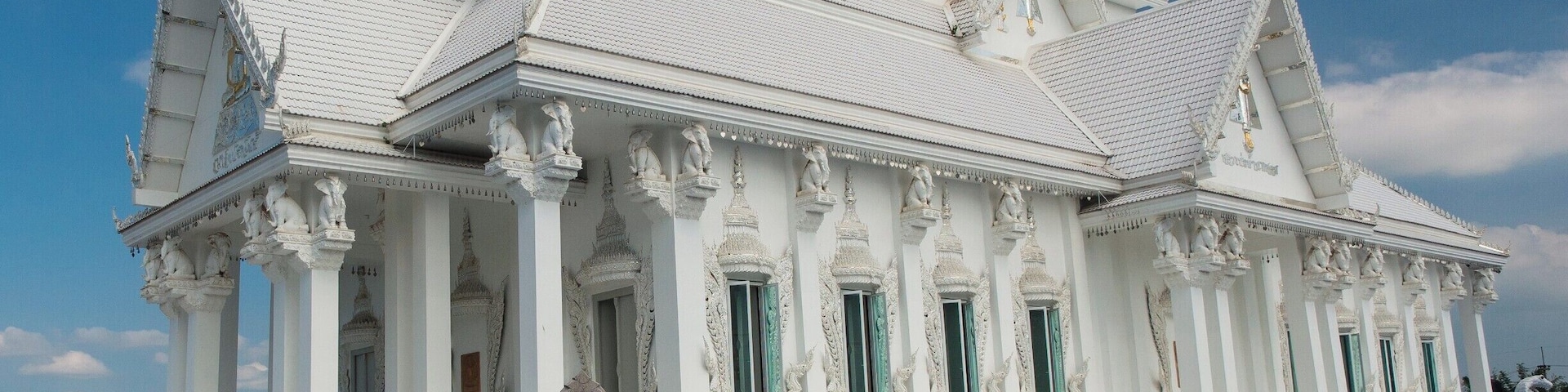 The white colour of this temple and its architecture make this an outstanding place to visit. Inside you will find rows of beautiful golden and white Buddha statues