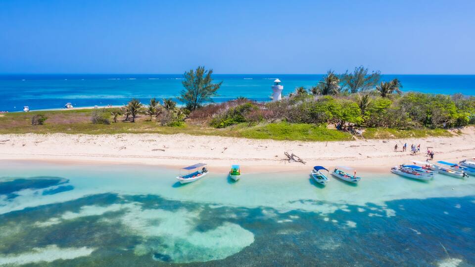 Isla de Enmedio, Veracruz, México. Enclavada en el Golfo de México, se trata de una reserva protegida, por lo que el acceso es limitado.