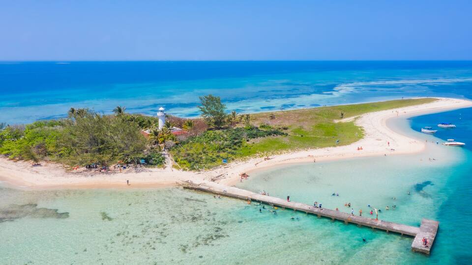 Isla de Enmedio, Veracruz, México. Enclavada en el Golfo de México, se trata de una reserva protegida, por lo que el acceso es limitado.