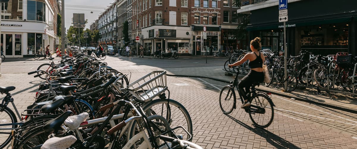 De Pijp showing cycling and street scenes as well as an individual femail