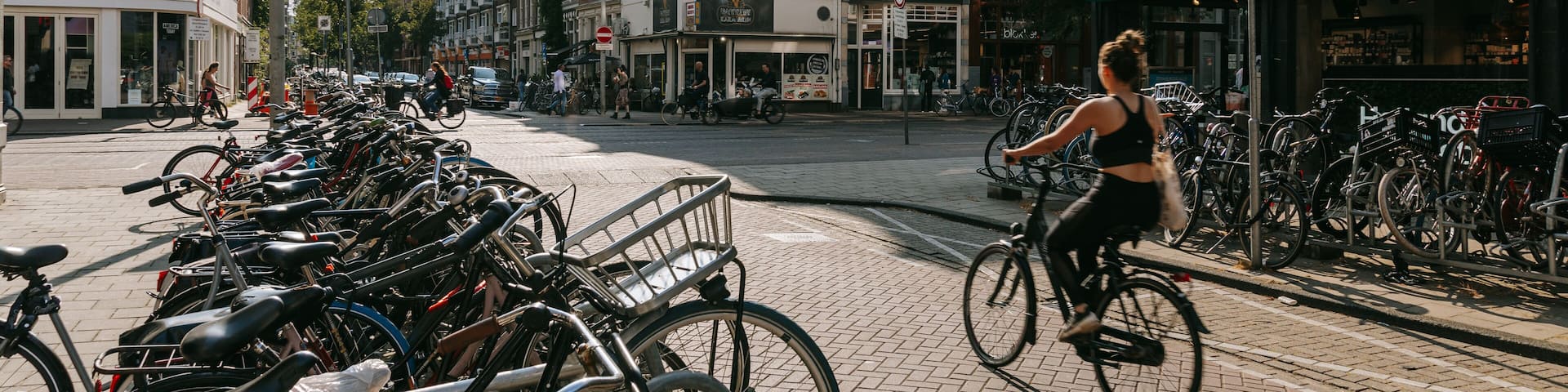 De Pijp showing cycling and street scenes as well as an individual femail