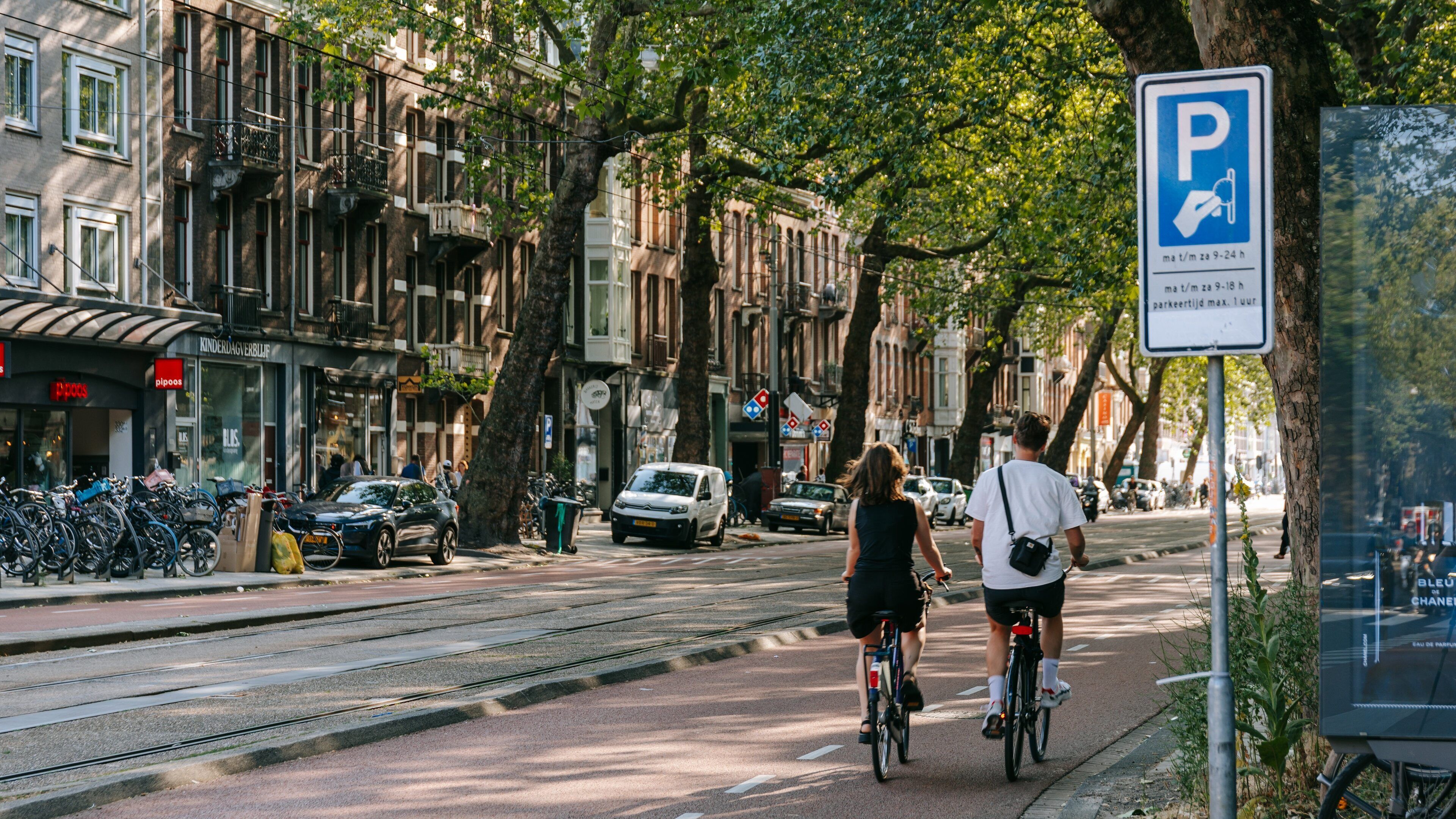 De Pijp showing a city, cycling and street scenes