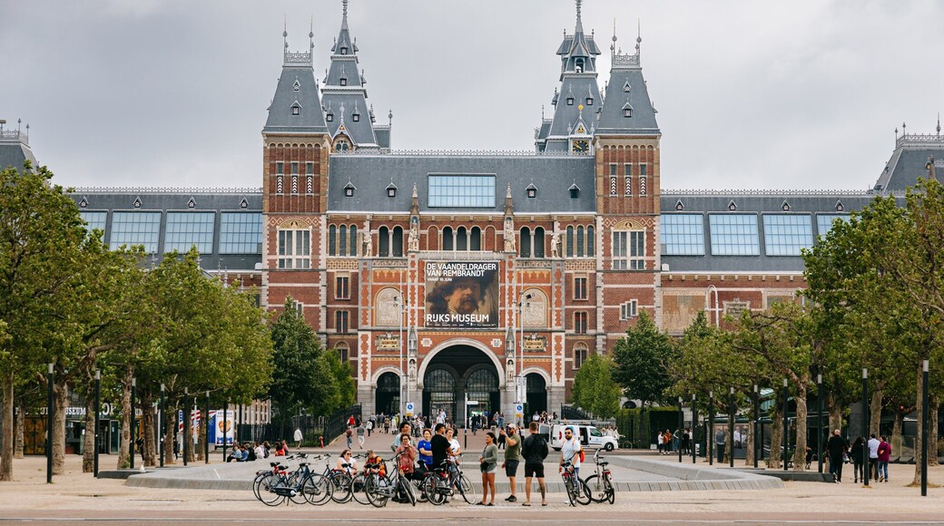 Museum Quarter featuring street scenes and heritage architecture