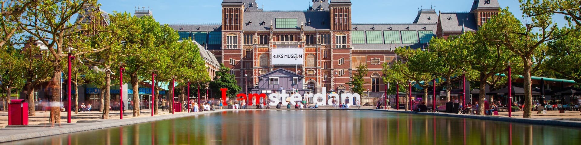 Rijksmuseum mostrando una ciudad, vistas y un estanque