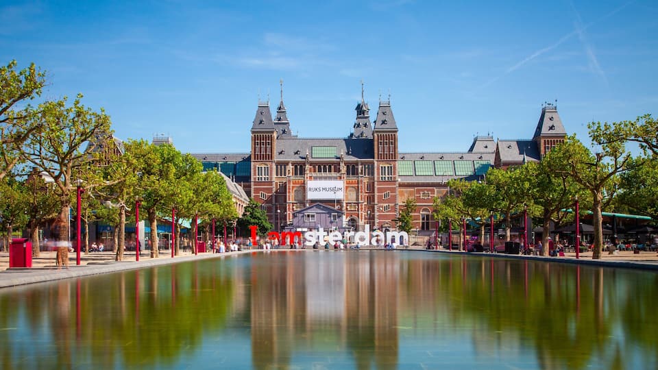 Museu de Rijksmuseum caracterizando paisagens, um lago e uma cidade