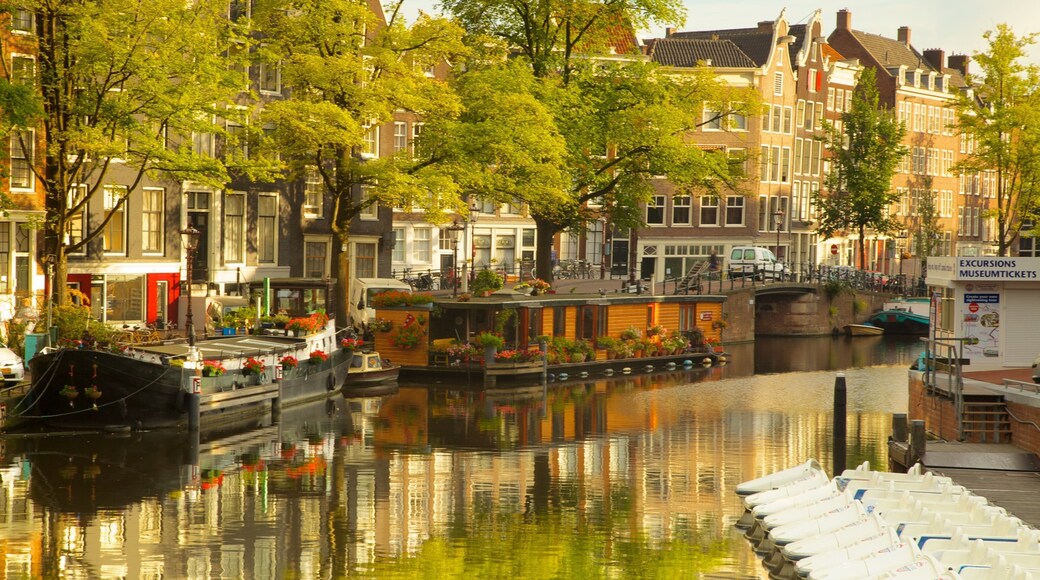 Amsterdam mettant en vedette ville, navigation et riviĂšre ou ruisseau