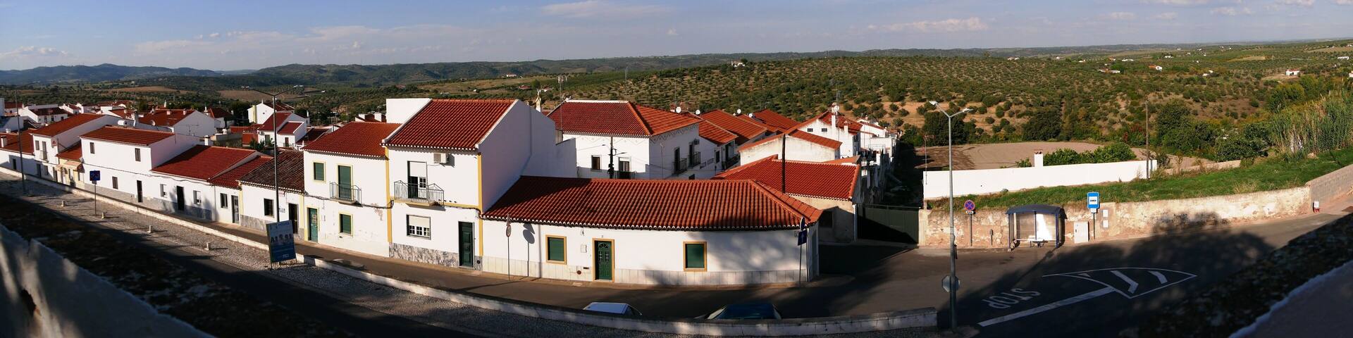 Vue panoramique du village de Moura dans l'Alentejo au Portugal