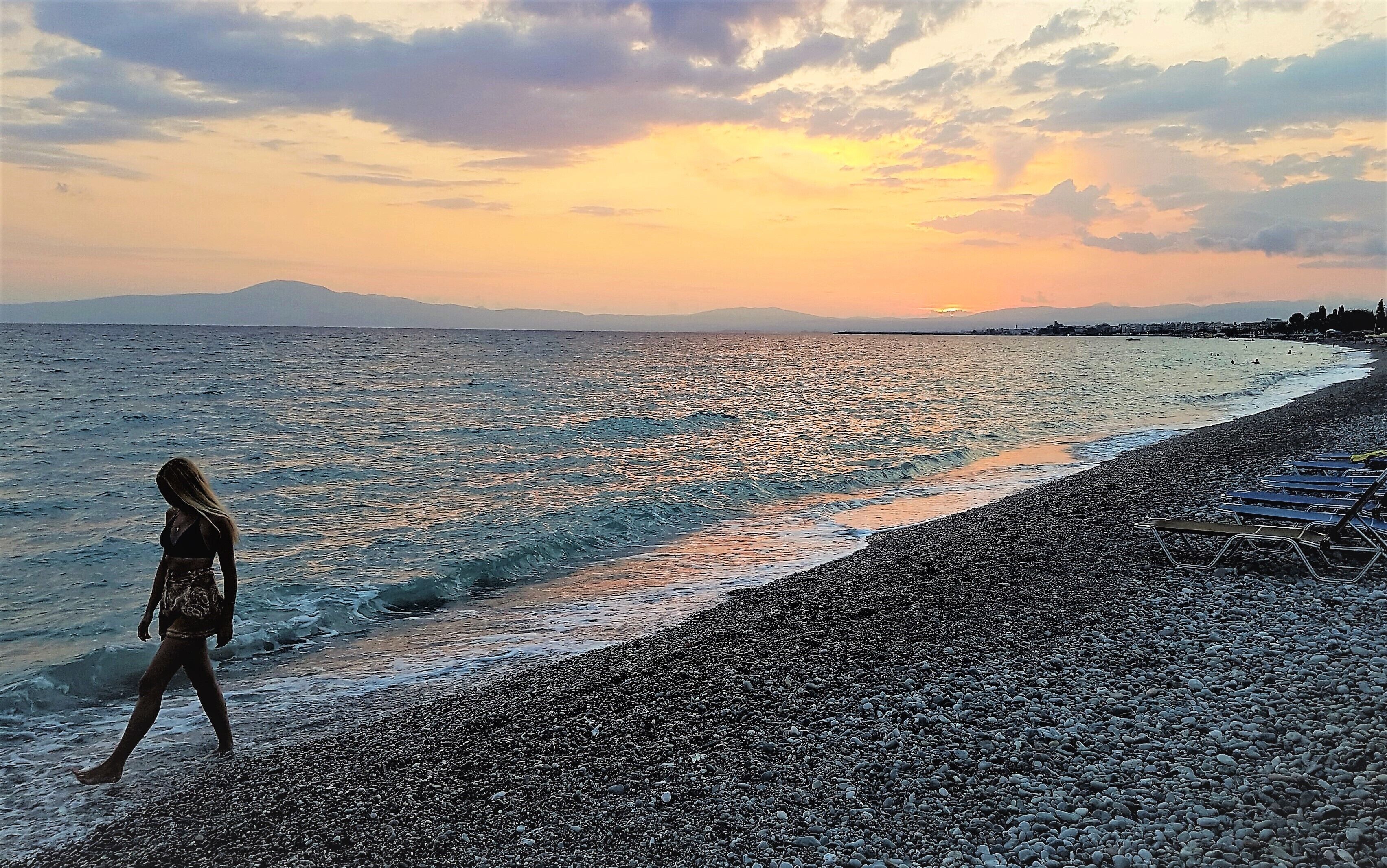 When the crowds are gone, walking along the sea is particularly relaxing.