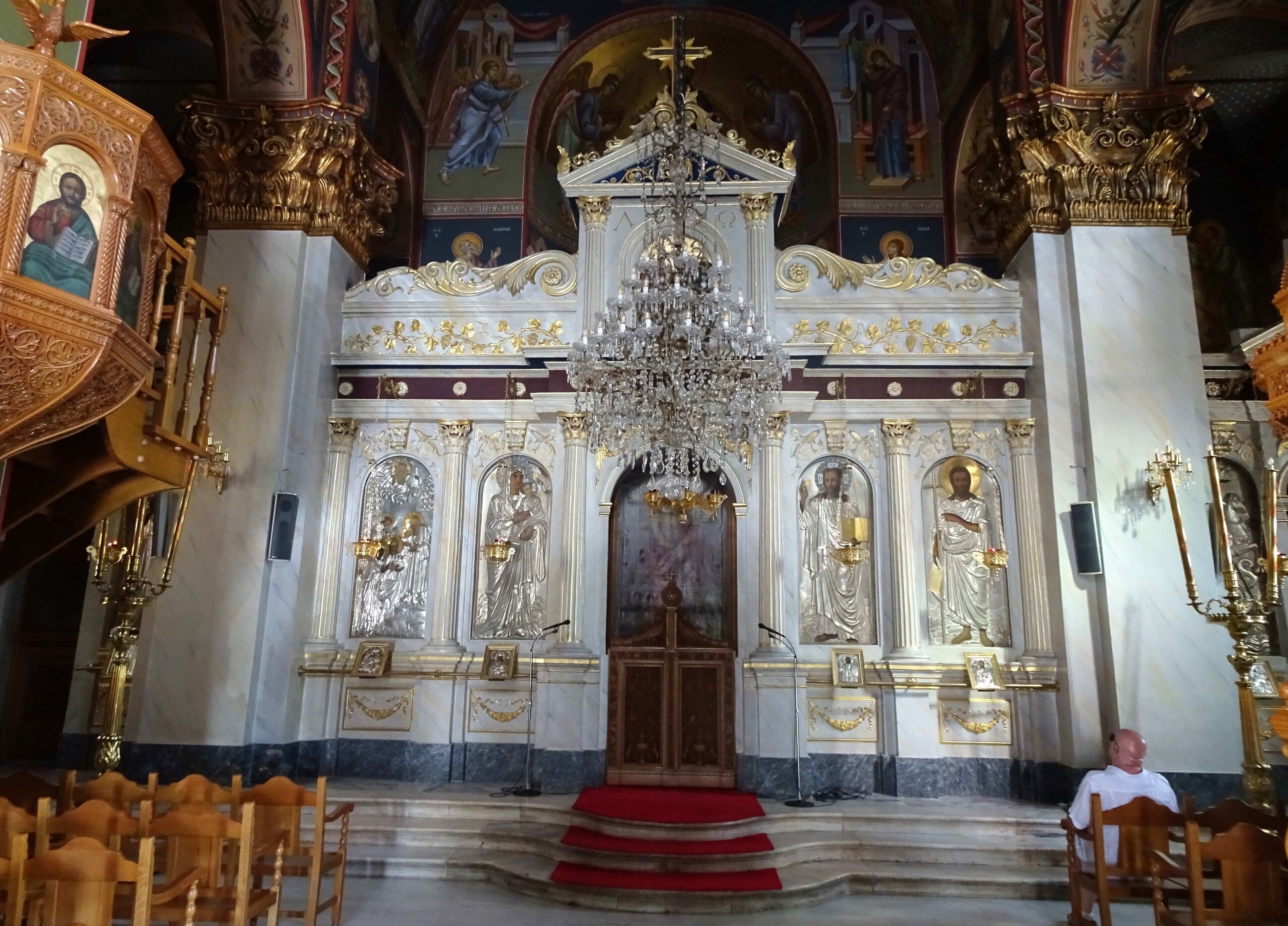 The iconostasis in the Greek Orthodox cathedral of Kalamata.
The iconostasis or icon wall separates the altar space from the nave. It is the symbol of the separation between the divine and the human world.
