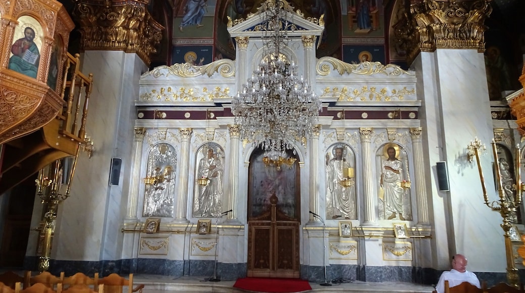 The iconostasis in the Greek Orthodox cathedral of Kalamata.
The iconostasis or icon wall separates the altar space from the nave. It is the symbol of the separation between the divine and the human world.