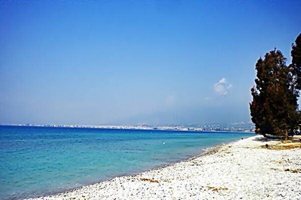 It is a beautiful beach located about five kilometers away from Kalamata. Kato Verga is a settlement built on a slope above the sea, from where visitors can enjoy views of the Messinian Gulf. You can also visit the traditional village of Ano Verga, where some Byzantine churches are preserved.