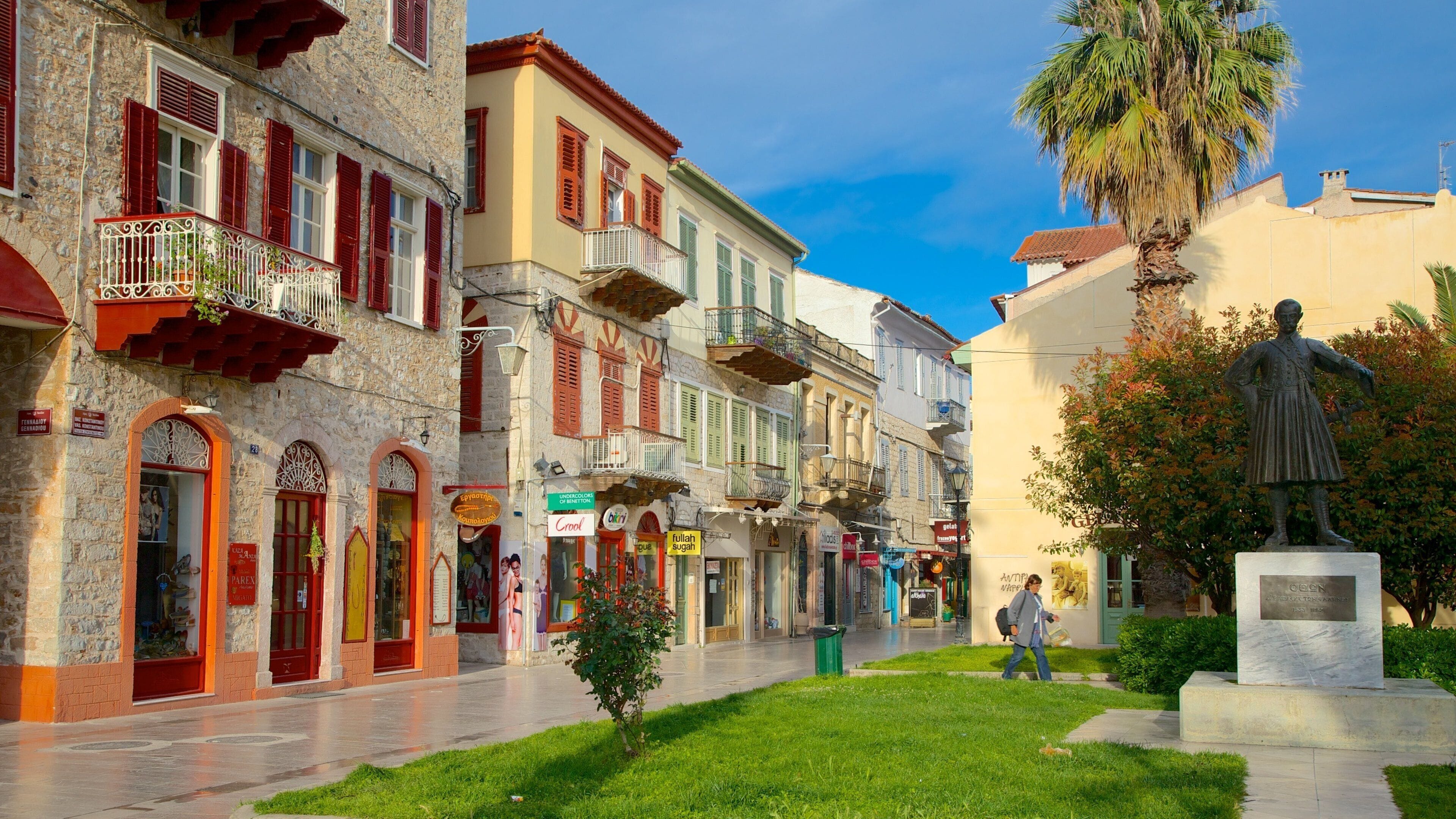 Nafplion City Centre showing a statue or sculpture and a park