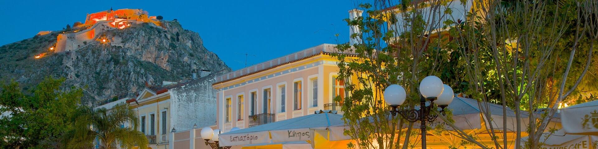 Nafplio ofreciendo imágenes de calles y escenas de noche