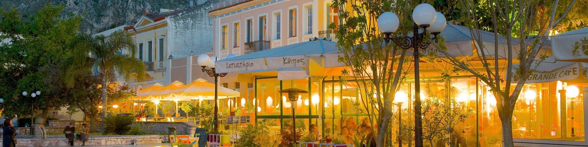 Nafplio mostrando escenas cotidianas y escenas nocturnas