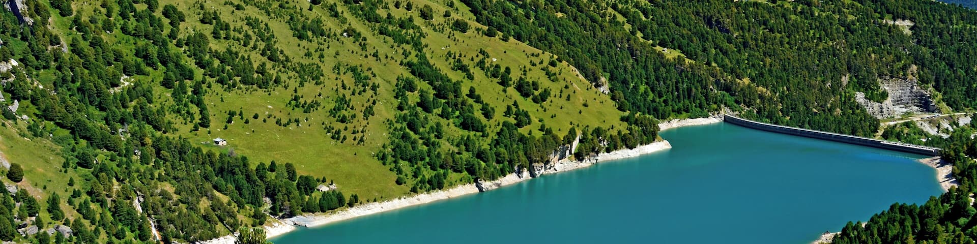 Le lac du Plan d'Amont est de 350 m de longueur tout en alvéoles et contreforts, appuyé sur le verrou glaciaire qui obstrue la vallée de l'Arc, et recueille toutes les eaux du Saint-Benoßt.