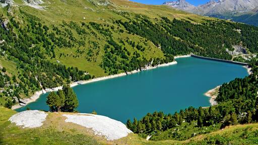 Le lac du Plan d'Amont est de 350 m de longueur tout en alvéoles et contreforts, appuyé sur le verrou glaciaire qui obstrue la vallée de l'Arc, et recueille toutes les eaux du Saint-Benoît.