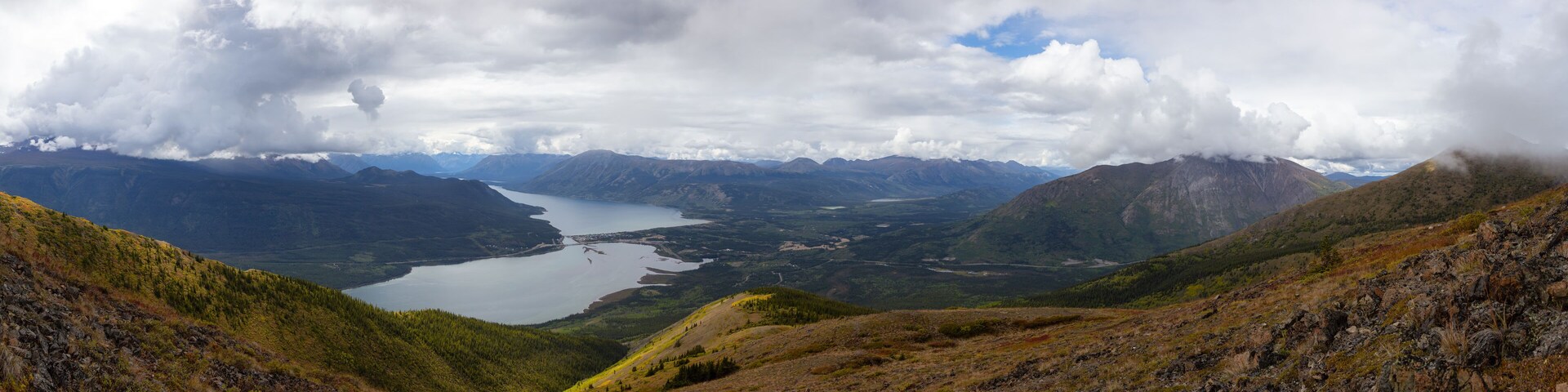 Paisagem montanhosa com um lago e um vale.