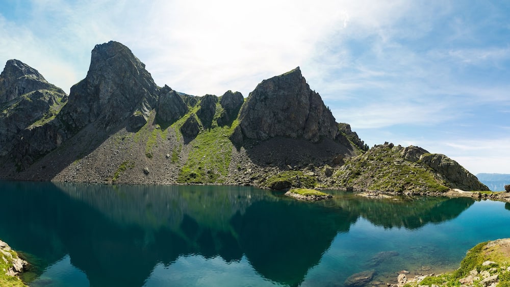 Ein Bergsee mit felsigen Gipfeln und klarem Wasser.