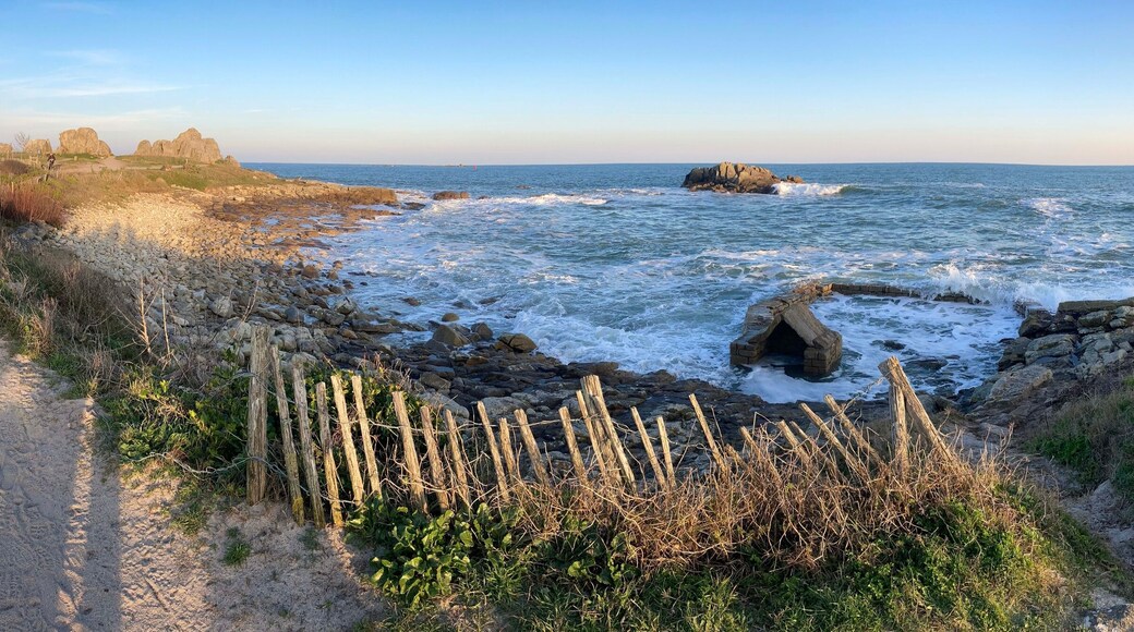 Le lavoir de Pors-ar-Feunteun le long de la côte à Lesconil en Bretagne Cornouaille Finistère France