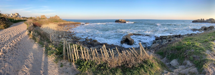 Le lavoir de Pors-ar-Feunteun le long de la côte à Lesconil en Bretagne Cornouaille Finistère France
