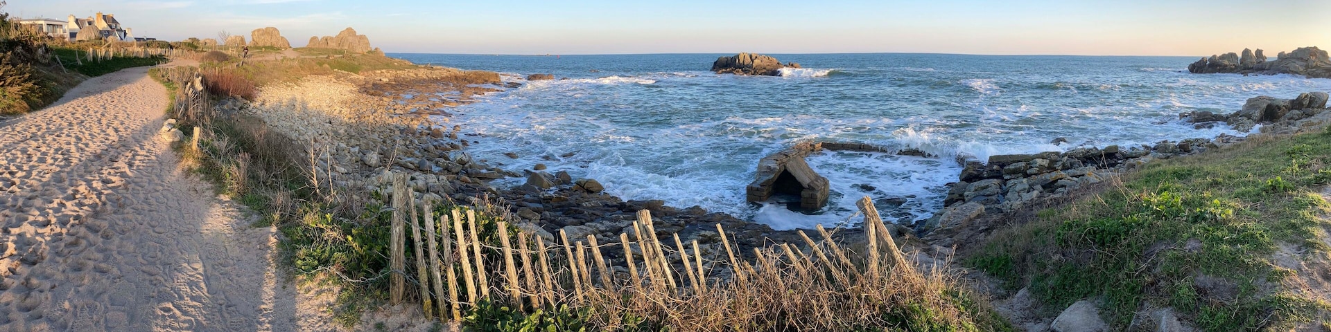 Le lavoir de Pors-ar-Feunteun le long de la côte à Lesconil en Bretagne Cornouaille Finistère France