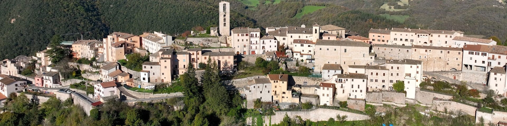 Il borgo di Cerreto di Spoleto in Umbria, Perugia, Italia.
Vista panoramica dell'antico borgo arroccota sulla montagna vicino a Norcia.