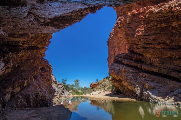 Simpsons Gap is one of the most prominent gaps in the West MacDonnell Ranges just 18 kilometres from Alice Springs in the Red Centre of Australia.
Featuring towering cliffs, a permanent waterhole, and opportunities to spot the rare black-footed rock wallabies in the late morning.