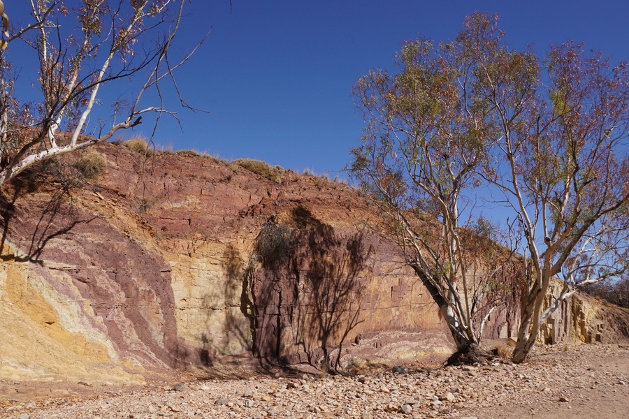 Still culturally significant for the Western Arrernte people, ochre has been collected from here for thousands of years. This can also be used to access Section 8/9 of the Larapinta trail.