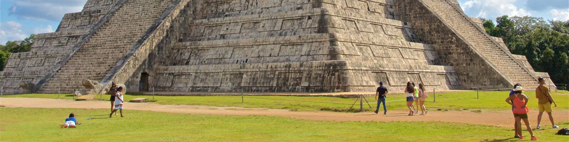 奇琴伊薩 其中包括 歷史建築 以及 一小群人