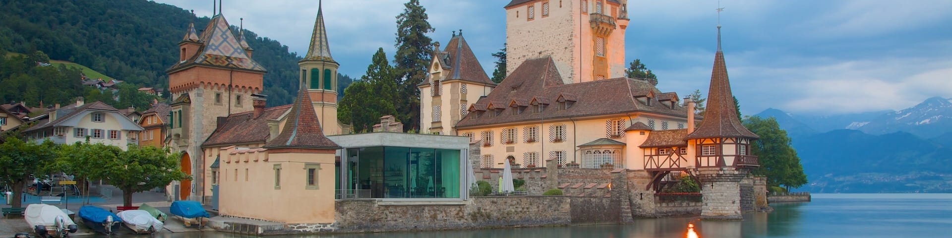 Interlaken caracterizando um pequeno castelo ou palácio, um lago ou charco e arquitetura de patrimônio
