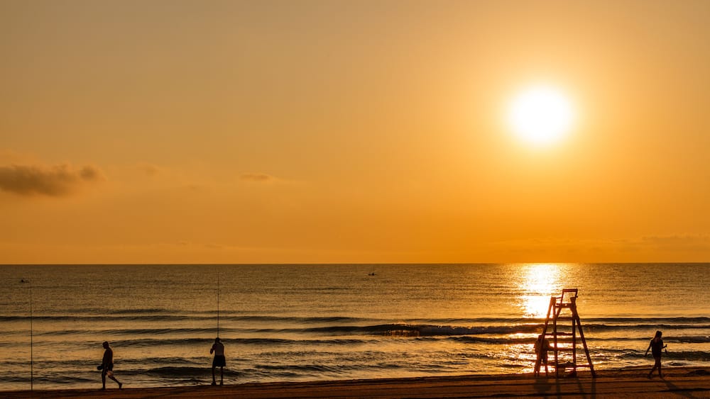 Amanecer en la playa de Miramar, Valencia (España)
