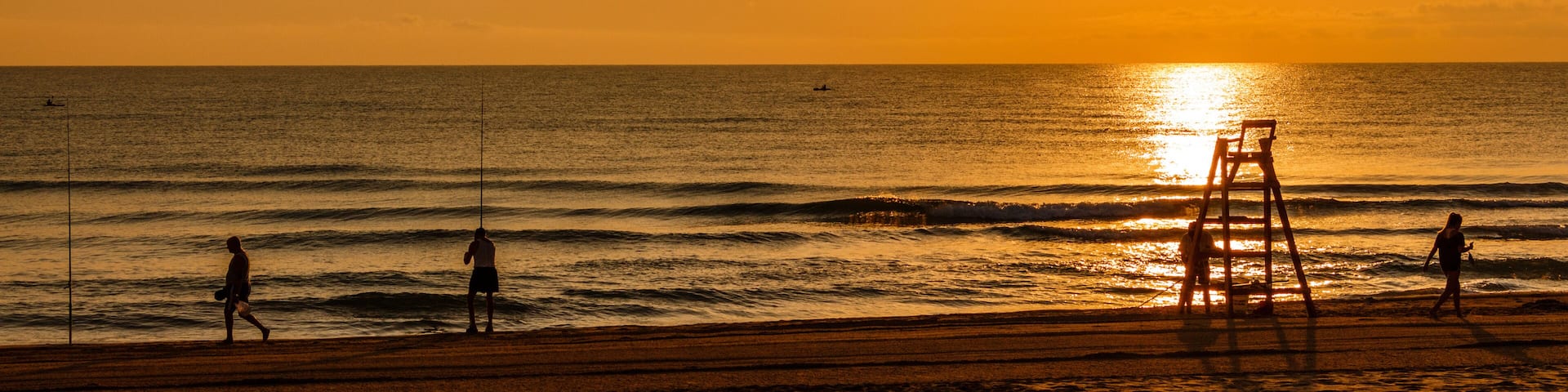 Amanecer en la playa de Miramar, Valencia (España)