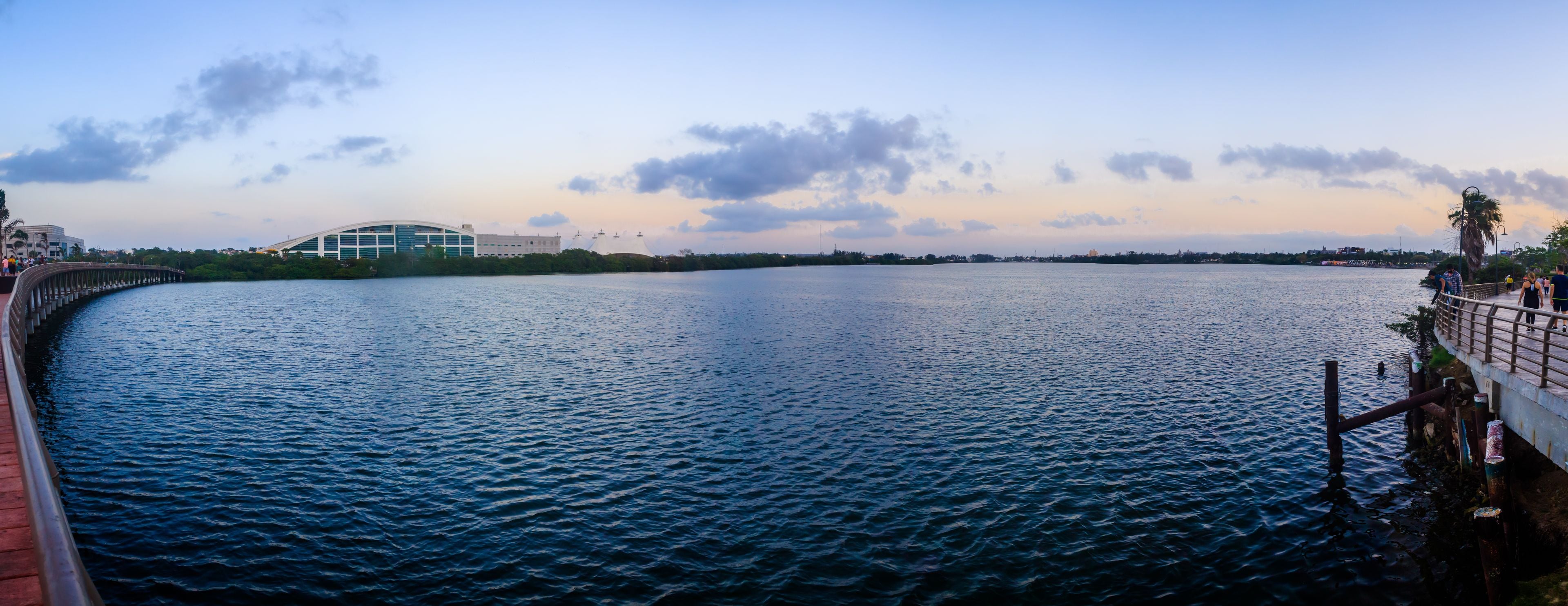 panoramic of lagoon with buildings in the background, sunset in the sky with soft colors, carpenter´´'s lagoon in tampico tamaulipas 