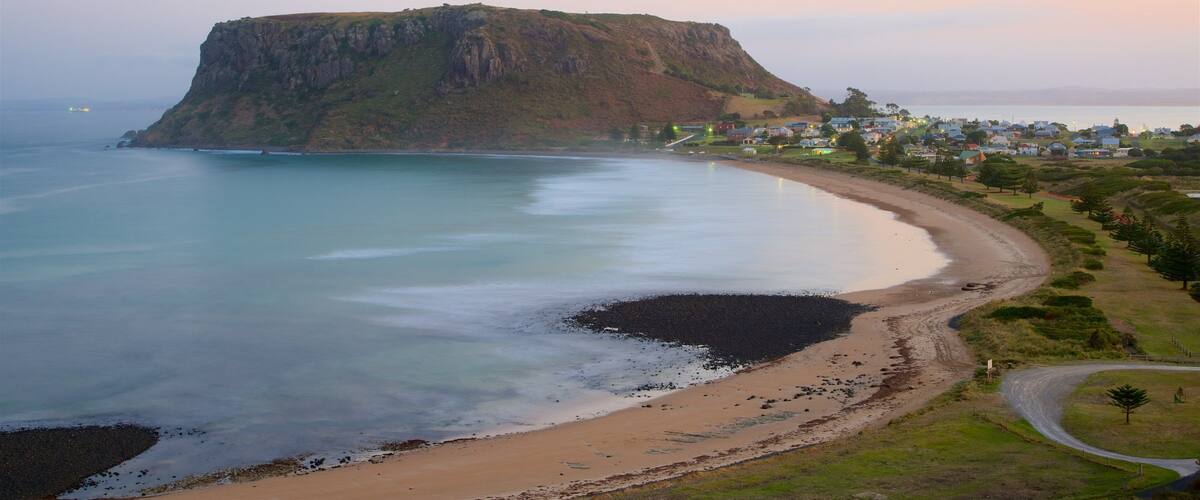 Nordvestlige Tasmanien og byder på en solnedgang, bjerge og en strand