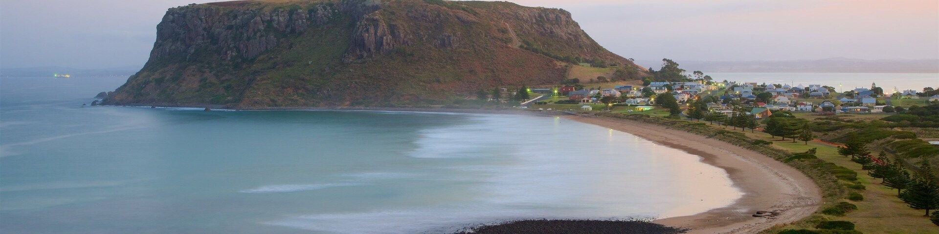 Tasmania ofreciendo una playa, vista general a la costa y montañas