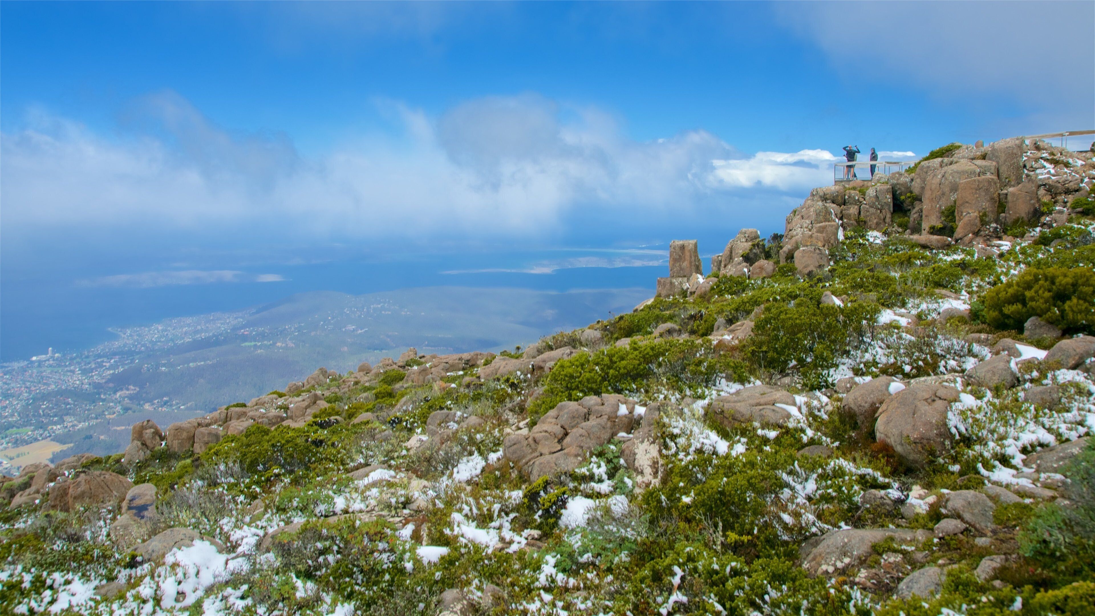 Südost-Tasmanien das einen Ansichten und ruhige Szenerie sowie kleine Menschengruppe