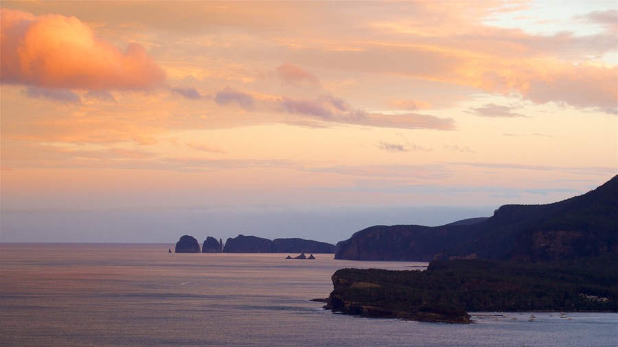 Tasmanische Halbinsel welches beinhaltet Sonnenuntergang und schroffe Küste