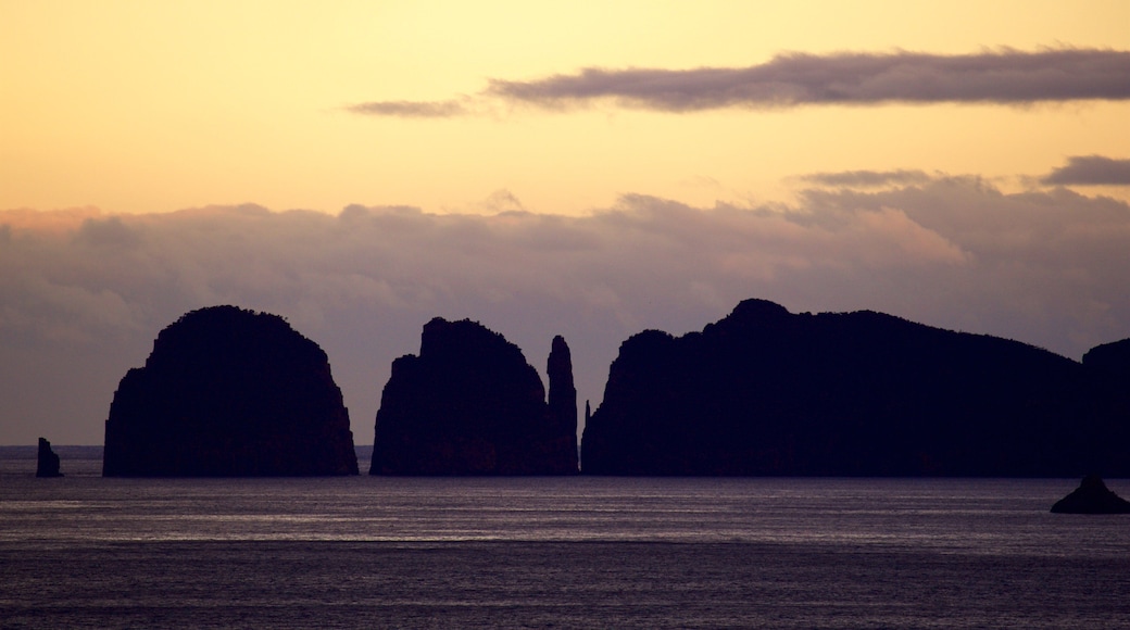 Den tasmanske halvø som viser klippekystlinje og en solnedgang