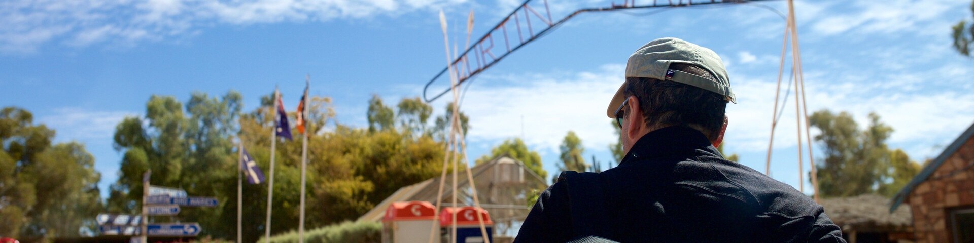 Red Centre mit einem Beschilderung und ruhige Szenerie sowie einzelner Mann