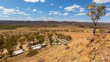 Alice Springs which includes landscape views, desert views and farmland