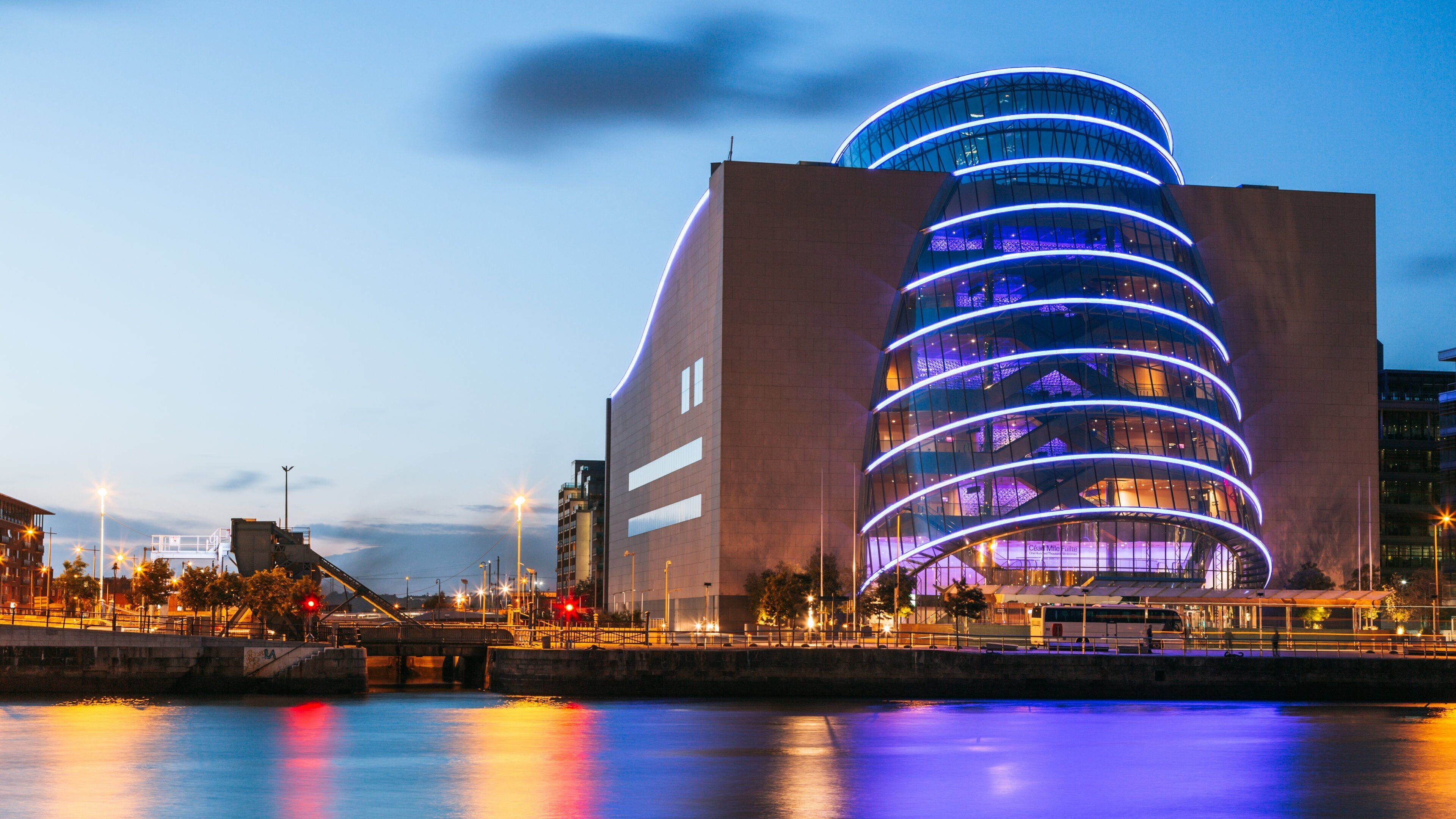 ศูนย์ประชุมดับลิน แสดง สถาปัตยกรรมสมัยใหม่, แม่น้ำหรือลำธาร และ เมือง